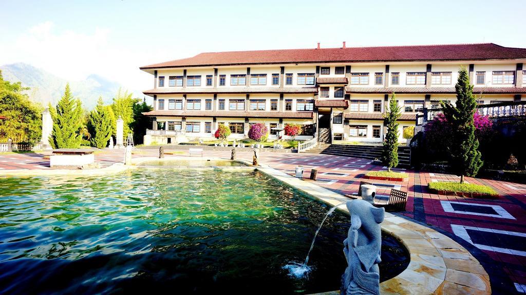 كوبو Puri Bening Lake Front Hotel المظهر الخارجي الصورة